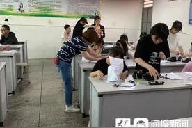 把退休感言讲成脱口秀 四川女老师：同事们觉得我段子多，期待上台发言图片