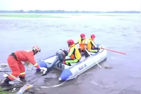 呼伦贝尔两水库垮坝 已救出15名被困人员视频封面