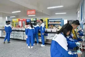 中小学校内不得开小卖部、超市？四部门联合颁发《指南》引争议图片