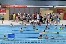 游泳馆里男童溺水昏迷，湖南高校体育老师上演教科书式急救：为挽救生命感到庆幸图片