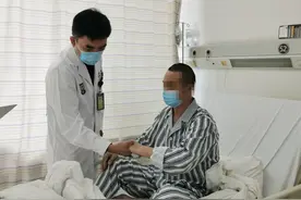 生吃8只青蛙导致10厘米长寄生虫入侵脑内，松江医生将其活捉图片