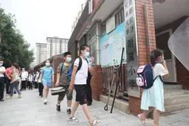 观察昆虫、跳体能操、学红歌，老师各展所长让北京暑期托管更好玩图片