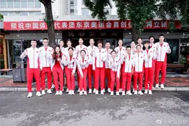 中国女排抵达东京志在奥运卫冕，郎平感慨：等了五年，中国女排早准备好了图片