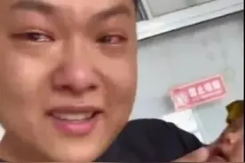 爸爸陪女儿去打针，结果自己哭得比闺女还惨……图片