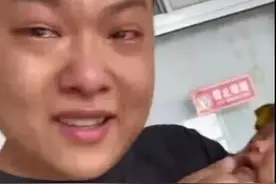 爸爸陪女儿去打针，结果自己哭得比闺女还惨……图片