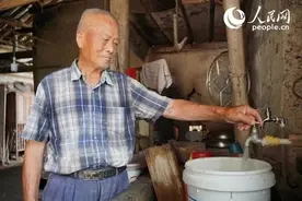81岁老人一天下山挑水七八趟？一条留言，解决图片
