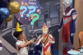 男孩过生日爸爸扮奥特曼出场：被吓得连连后退图片
