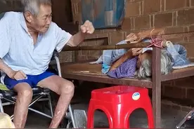 突然病倒的奶奶被坐轮椅的爷爷“欺负”，网友：传说中的打情骂俏图片