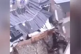 山西阳城一坝体滑坡致临时房倒塌，当地提前发现开裂通知人员撤离视频封面