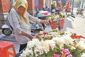 卖花七十载“花婆婆”守着西街芬芳记忆图片