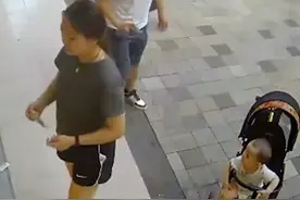 男子买早餐看到身后婴儿车 怕呛到孩子主动灭烟并用手驱散烟味图片