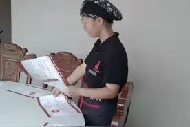 家里只剩她一人！18岁高考女孩打工挣学费：让天上的爸爸为我骄傲图片