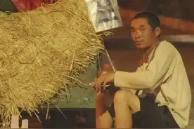 路灯下卖西瓜的父亲，看哭无数网友……图片