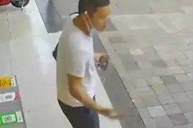 男子抽烟时遇女子推婴儿车靠近 下一秒闪身将烟雾驱散 引网友怒赞