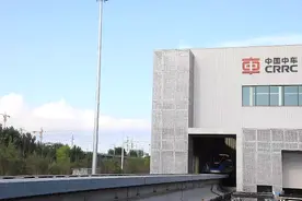 “贴地飞行”！时速600公里中国磁悬浮列车下线，外国网友惊呆图片