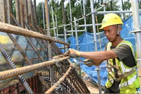 合肥：建设者战高温保工期图片