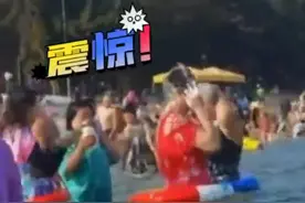 大妈海中洗头惊呆众人，网友：泳池秒变澡堂图片