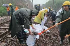 持续强降雨致郑州局集团公司管内7趟普速列车停运15趟直通列车采取折返图片
