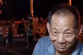 山西一烤面筋爷爷神似袁隆平，网友：他笑的一瞬间眼泪就出来了图片