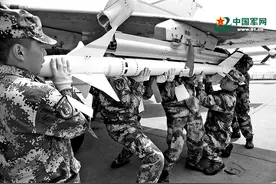 他们是托举战机翱翔的“云”和“风”：不上蓝天，心向苍穹图片