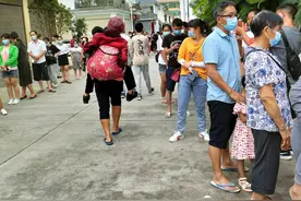 云南53岁儿媳背百岁婆婆做核酸检测：“特殊时期不给国家添麻烦”图片
