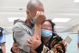 “我在监狱找到了失散28年的儿子……”图片