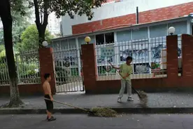 这对帮妈妈扫街的姐弟俩，为什么感动了大家图片
