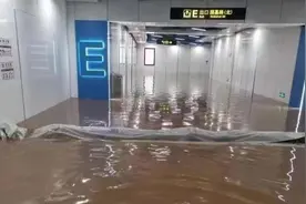 郑州暴雨地铁多站停运：积水灌入站台，电扶梯临时关闭视频封面