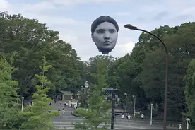 “人头气球”算什么？为庆祝奥运，日本人还把巨型提线人偶搬到了东京图片