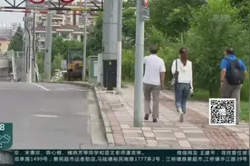 铲车停上人行道 持续两年无人管视频封面