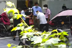 男子从医院出来路遇“大师”算命消灾，对方称一张纸就能帮他破解劫数图片