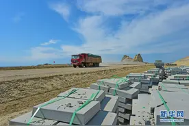 沙漠高速建设忙图片