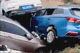 郑州遭受百年不遇暴雨，众多车辆被冲走“叠罗汉”图片