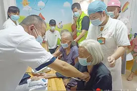 雷州13位百岁老人接种疫苗图片