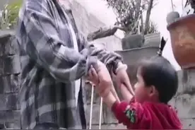 车祸后母亲瘫痪在床 4岁女儿开始搬板凳学做饭图片