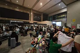 直击郑州火车站：进站口已封闭 附近小卖部食品已售空图片