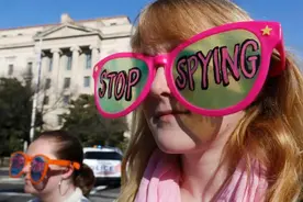 参考快评｜群狼来袭！嚼老梗不过瘾，还要立牌坊图片