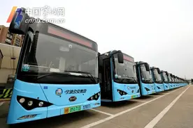 60周岁以上老人可免费坐公交车？宁波官方辟谣图片