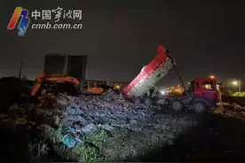 太嚣张！十二辆运输车凌晨三点在北仑小港偷倒建筑垃圾图片