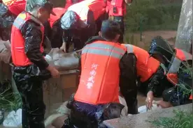 河南武警紧急封堵10个河道缺口，开辟两条泄洪通道视频封面