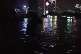 暴雨致使郑州东站大量旅客滞留视频封面