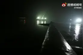 直击河南伊河滩拦水坝爆破现场：预计在天亮后实施爆破图片