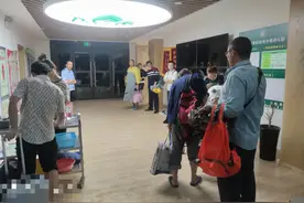 郑州暴雨速写：一幼儿园收留行人60多名，仍有数十人被困临街店图片