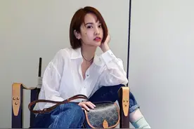 37岁甜心教主杨丞琳晒学院风照片，网友：这明明是18的少女图片