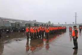 我们来了！火箭军奔赴郑州图片
