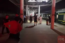 受河南强降水影响，从成都开往北京的K818次列车至遂宁站终止运行、将折返图片