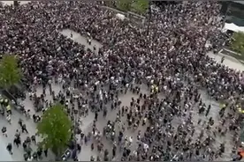 人山人海！大批球迷聚集雄鹿主场，坎爷等名人将现身总决赛赛场图片
