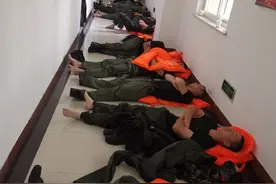 抗洪一线！武警官兵连夜奋战后席地而睡图片