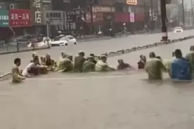 感人一幕！郑州市民喊着号子协力拉出暴雨被困者图片