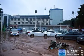 我们风雨同“州”图片